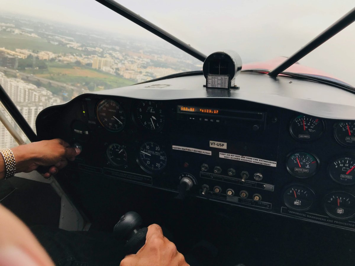 Hands-on Flying Lessons: How to Take Control of an Aircraft from Day One